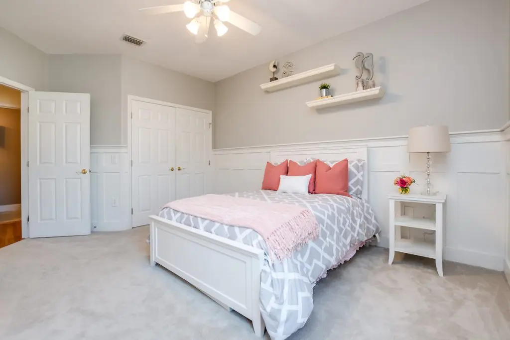 gray and coral bedroom accent wall colors