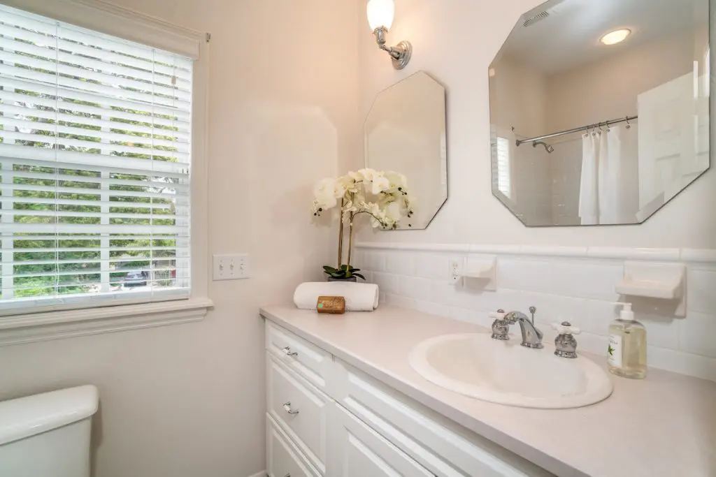 Our Favorite Bathroom Home Staging Decor Finds on