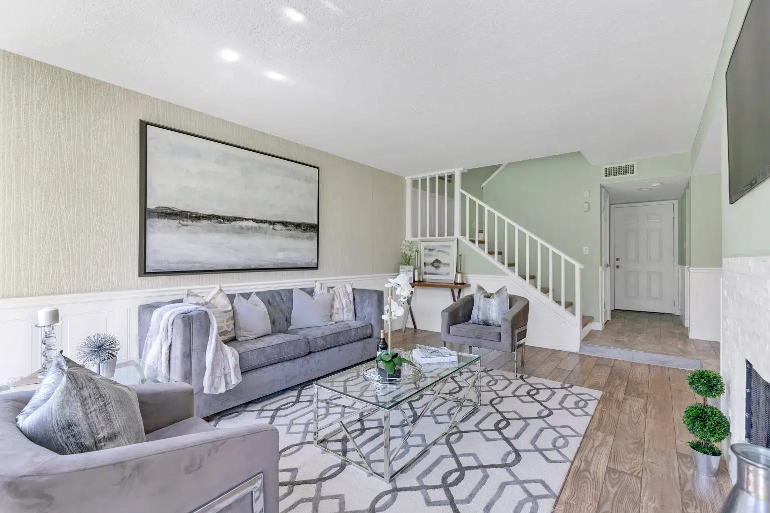 10 Dos and Don'ts of Staging With Rugs - MHM Professional Staging